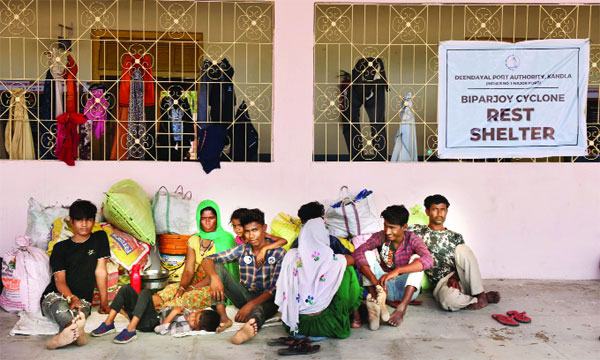 ‘বিপর্যয়’ থেকে সুরক্ষায় লাখো মানুষ সরাচ্ছে ভারত-পাকিস্তান