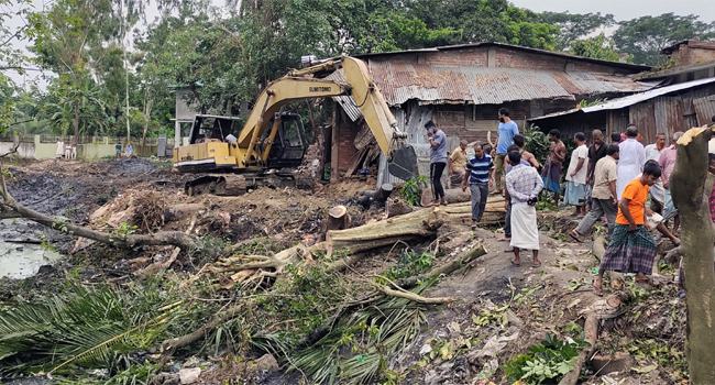 পটিয়ায় উচ্ছেদ করে খালের প্রবাহ ফেরাল প্রশাসন