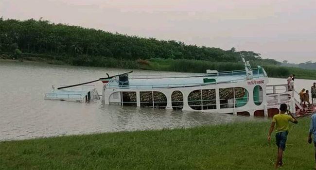 বরিশালে ঝড়ে লঞ্চডুবি, গাছ চাপায় বৃদ্ধের মৃত্যু