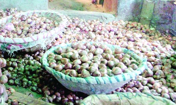 পথের দূরত্বে বাড়ছে পেঁয়াজের ঝাঁজ