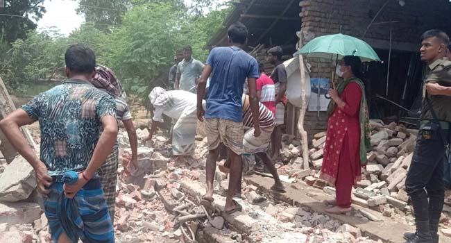 পোরশায় শ্মশানের রাস্তা উদ্ধার করলেন ইউএনও