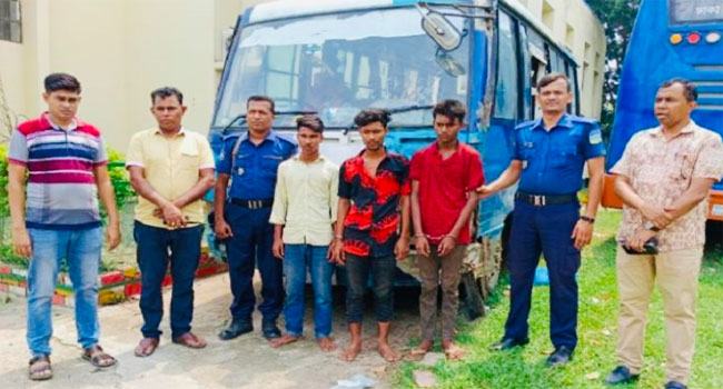 ধর্ষণে ব্যর্থ হয়ে চলন্ত বাস থেকে পোশককর্মীকে ফেলে দেয়ার অভিযোগে আটক ৩