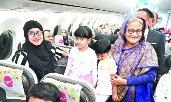 প্রধানমন্ত্রীর মমতা দেখে অভিভূত বিমানের যাত্রীরা