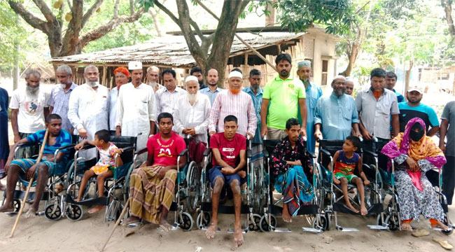 চাঁপাইনবাবগঞ্জে শারীরিক প্রতিবন্ধীদের মাঝে নূরুল ইসলাম বুলবুলের হুইল চেয়ার প্রদান