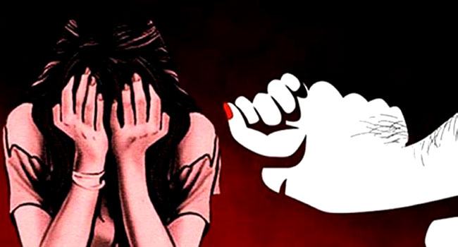 নোয়াখালীতে স্বামীকে বেঁধে স্ত্রীকে গণধর্ষণের অভিযোগ