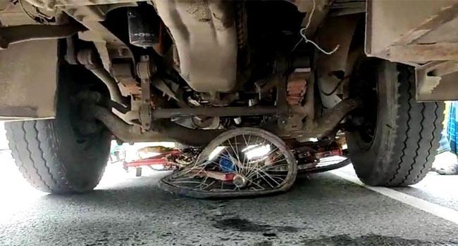 চান্দিনায় বাসচাপায় রিকশাচালক নিহত