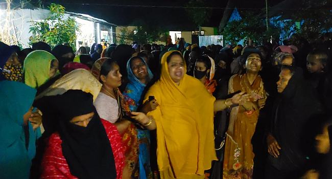 বাবার কবরের পাশে সন্তানসহ শায়িত আঁখি