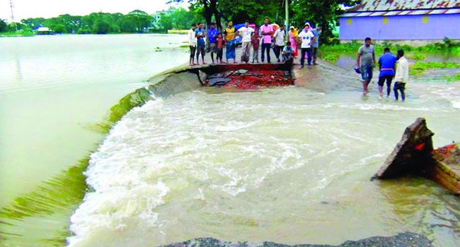 বন্যায় ভেসে যাওয়া মায়ের লাশ উদ্ধার, এখনো নিখোঁজ ২ সন্তান