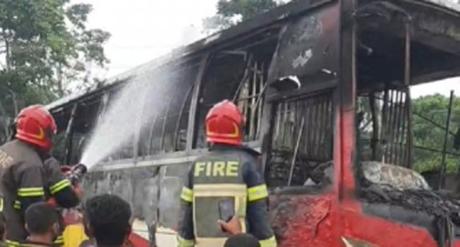 বগুড়ায় বাসচাপায় বৃদ্ধ নিহত, বাসে আগুন দিল স্থানীয়রা