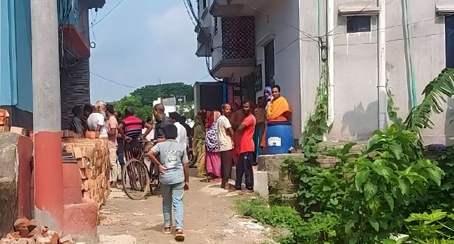 আশুলিয়ায় স্ত্রীকে গলা কেটে হত্যার পর পালাল স্বামী