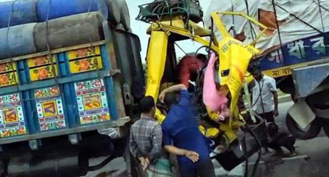 রূপগঞ্জে দুই ট্রাকের সংঘর্ষে এক চালক নিহত