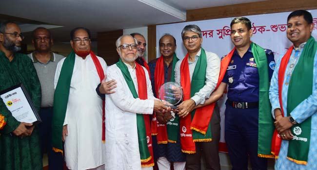 ফেনীতে ৯ গুনী ব্যক্তিকে শিক্ষা সম্মাননা