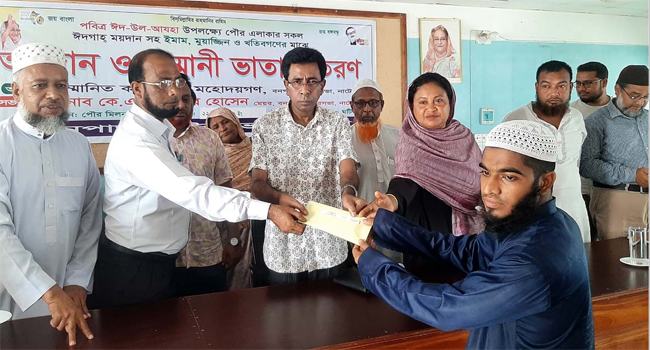 বনপাড়ায় ইমাম-মুয়াজ্জিনদের মাঝে সম্মানী ভাতা বিতরণ