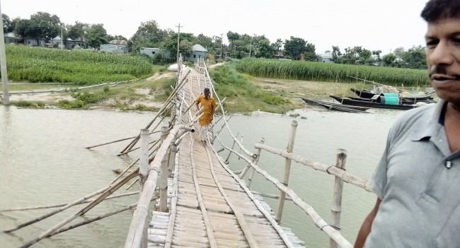 গোয়ালন্দে সহস্রাধিক পরিবার চলাচলের একমাত্র বাঁশের ব্রিজটি ভেঙে পড়েছে