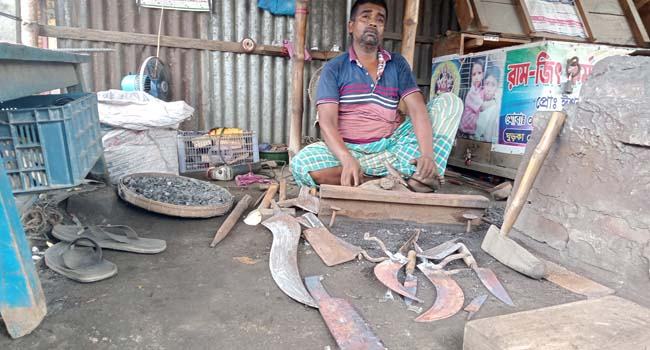 রায়গঞ্জে গোশত কাটার সরঞ্জাম তৈরিতে ব্যস্ত কামাররা