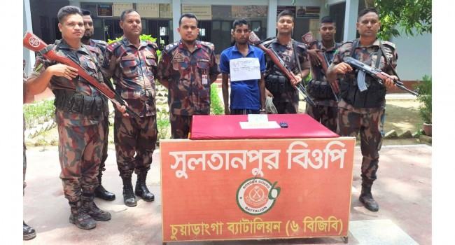 চুয়াডাঙ্গায় প্রায় এক কে‌জি সোনার বার আটক