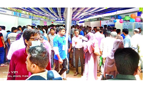 বগুড়ায়  স্মার্ট কর্মসংস্থান মেলায় তরুণ-তরুণীদের ভিড়