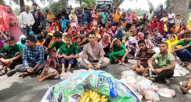 বড়াইগ্রামে প্রতিবন্ধীদের ঈদ-সামগ্রী বিতরণের প্যান্ডেল ভাঙচুরের প্রতিবাদে অবরোধ