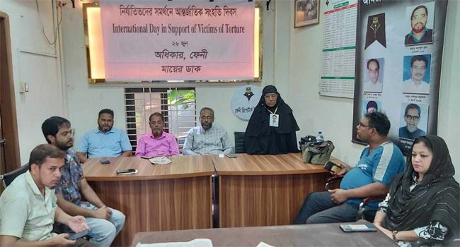 ফেনীতে আন্তর্জাতিক সংহতি দিবসে ছেলে হারানো মায়ের কান্না