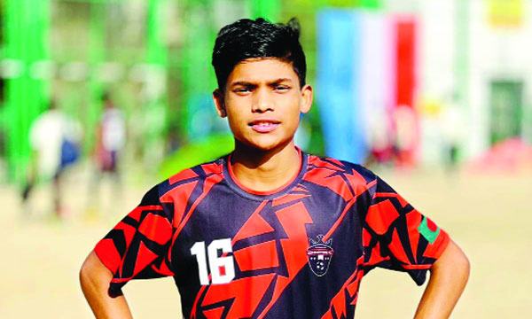দোকানের কর্মচারী থেকে ফুটবলার