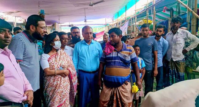 গাবতলী কোরবানির পশুর হাট পরিদর্শনে প্রাণিসম্পদ সচিব