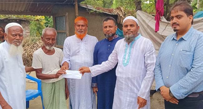 জয়পুরহাটে আগুনে ক্ষতিগ্রস্ত পরিবারে জামায়াতের অর্থ প্রদান