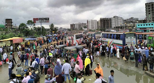 বাড়তি ভাড়া ও ভোগান্তি নিয়ে নারায়ণগঞ্জ ছাড়ছে মানুষ