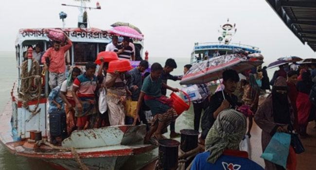 বৃষ্টি মাথায় নিয়েই পদ্মায় লঞ্চে ঘরমুখো মানুষের ভিড়
