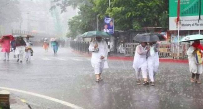 বৃষ্টির মধ্যেই উদযাপিত হচ্ছে ঈদ