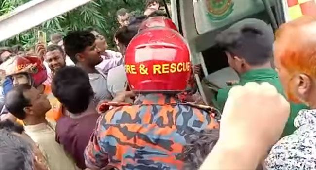 দ্রুত গতিতে মোটরসাইকেল চালিয়ে ৬ বন্ধুর ঈদ আনন্দ : দুর্ঘটনায় নিহত ২