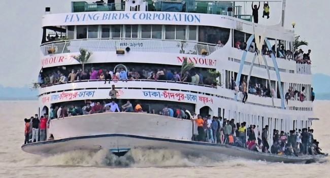 সদরঘাটে ময়ূরপঙ্খী লঞ্চে আগুন, নিয়ন্ত্রণে ১২ ইউনিট