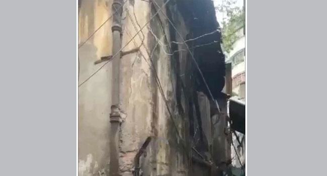 রাজধানীর বংশাল পুলিশ ফাঁড়ির দ্বিতল ভবনটি হেলে পড়েছে