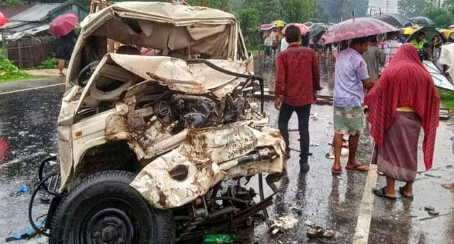 ফুলবাড়ীতে একই স্থানে আটটি যানবাহন দুর্ঘটনায়