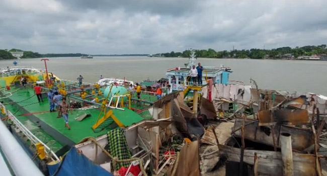 সুগন্ধায় জাহাজে বিস্ফোরণ : ৪ লাখ লিটার তেল খালাস, নিখোঁজদের উদ্ধারে অভিযান
