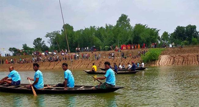 দামুড়হুদায় ঐতিহ্যবাহী নৌকা বাইচ প্রতিযোগিতা অনুষ্ঠিত