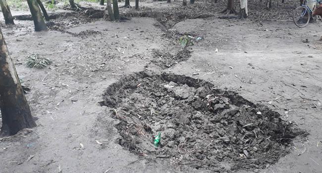 দিনাজপুরে মাটি দেবে গর্ত, আতঙ্কে এলাকাবাসী
