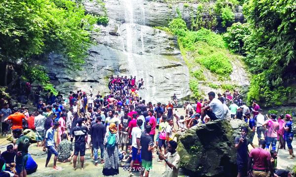 পর্যটকের ঢল নেমেছে মিরসরাইয়ের ৭ ঝরনায়