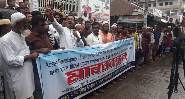 মঠবাড়িয়ায় নির্মাণের ২ বছরেও চালু হয়নি মাছবাজার