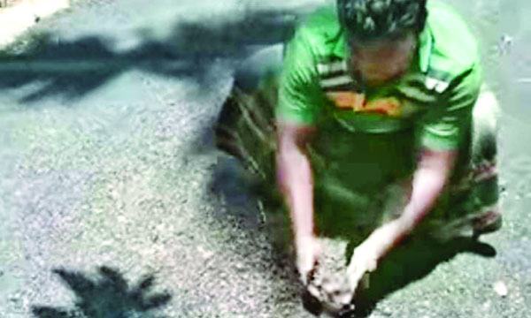 পাইকগাছায় কার্পেটিংয়ের দু’দিনেই উঠে আসছে বিটুমিন-খোয়া