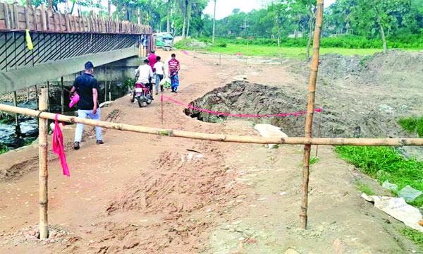 ভালুকায় নির্মাণাধীন সেতুর বিকল্প সড়ক ধসে যান চলাচল বন্ধ