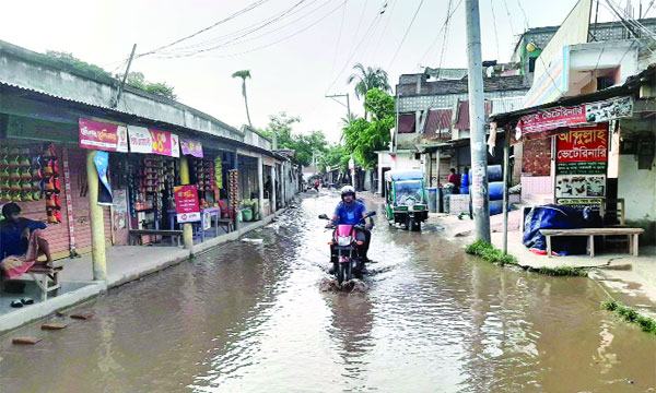 বড়াইগ্রামের জোনাইল বাজারের প্রধান সড়কে জলাবদ্ধতা দুর্ভোগে এলাকাবাসী