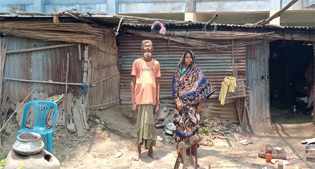 রায়গঞ্জে ৩ পরিবারের ঝুপড়ি ঘরে বসবাস