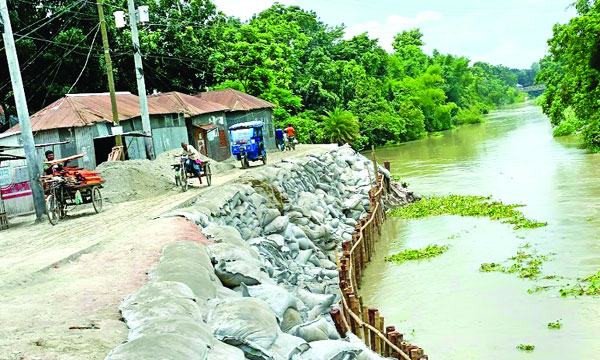 ঘিওরে ৩ নদীর ভাঙনে ২০০ পরিবারে আতঙ্ক