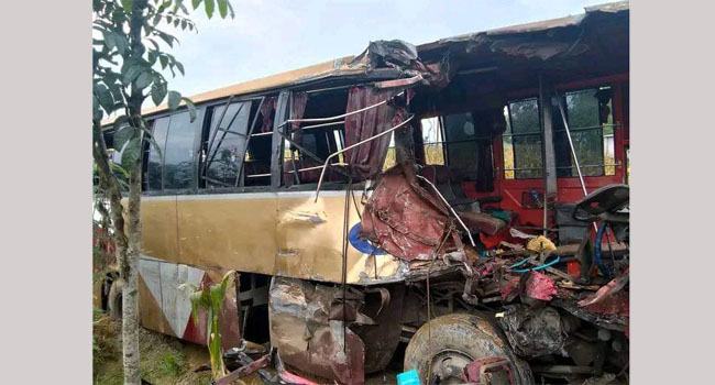 রংপুরে বাস-ট্রাকের ত্রিমুখী সংঘর্ষে একই পরিবারের ৩ জন নিহত