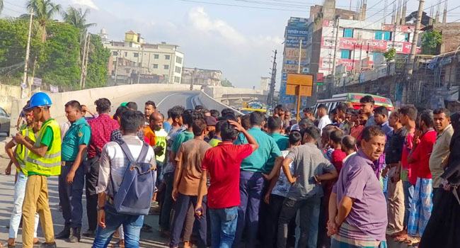 টঙ্গীতে বাসচাপায় পথচারী নিহত, স্থানীয়দের বিক্ষোভ