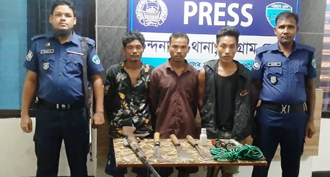 চন্দনাইশে অস্ত্রসহ গ্রেফতার ৪