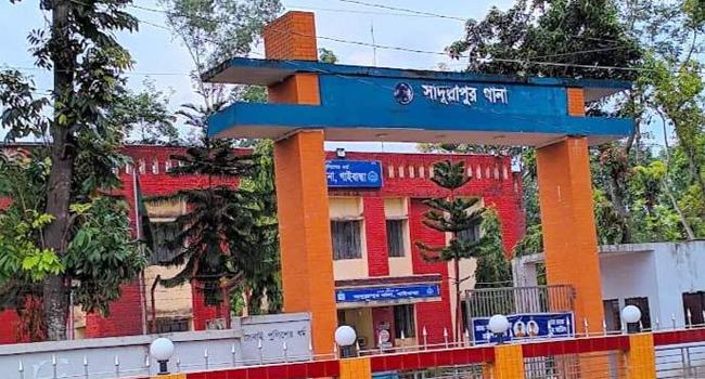 গাইবান্ধায় স্ত্রীকে শ্বাসরোধে হত্যা করে স্বামীর আত্মসমর্পন