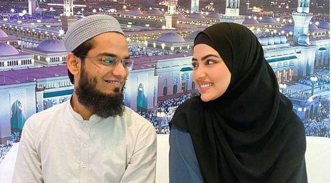 পাকিস্তানি আলেমের সাথে মিলিয়ে নিজ সন্তানের নাম রাখলেন ভারতীয় অভিনেত্রী সানা খান