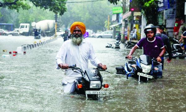 ব্যাপক বৃষ্টিতে বিপর্যস্ত উত্তর ভারত