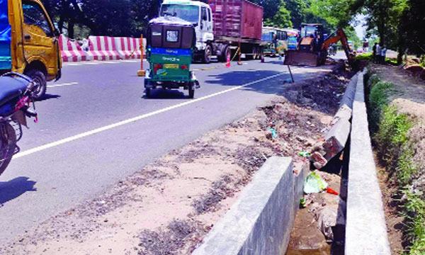 ৩ দিনেই ধসে গেল মহাসড়কের পানি নিষ্কাশন ড্রেন